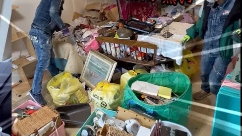 ゴミ屋敷の片付け作業のようす
